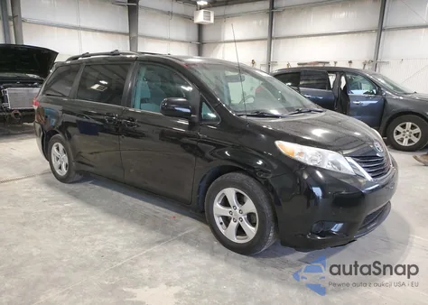 2013 Toyota Sienna Le z USA, uszkodzony, nr VIN 5TDKK3DC8DS282464